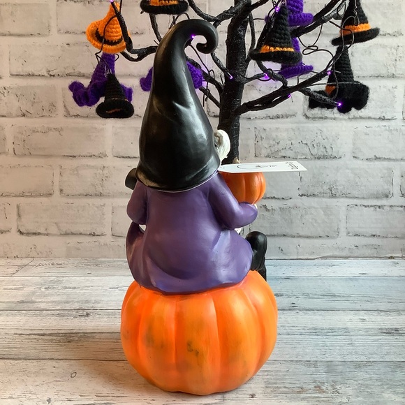 Halloween LED Resin Wizard Gnome On Pumpkin - Picture 5 of 7